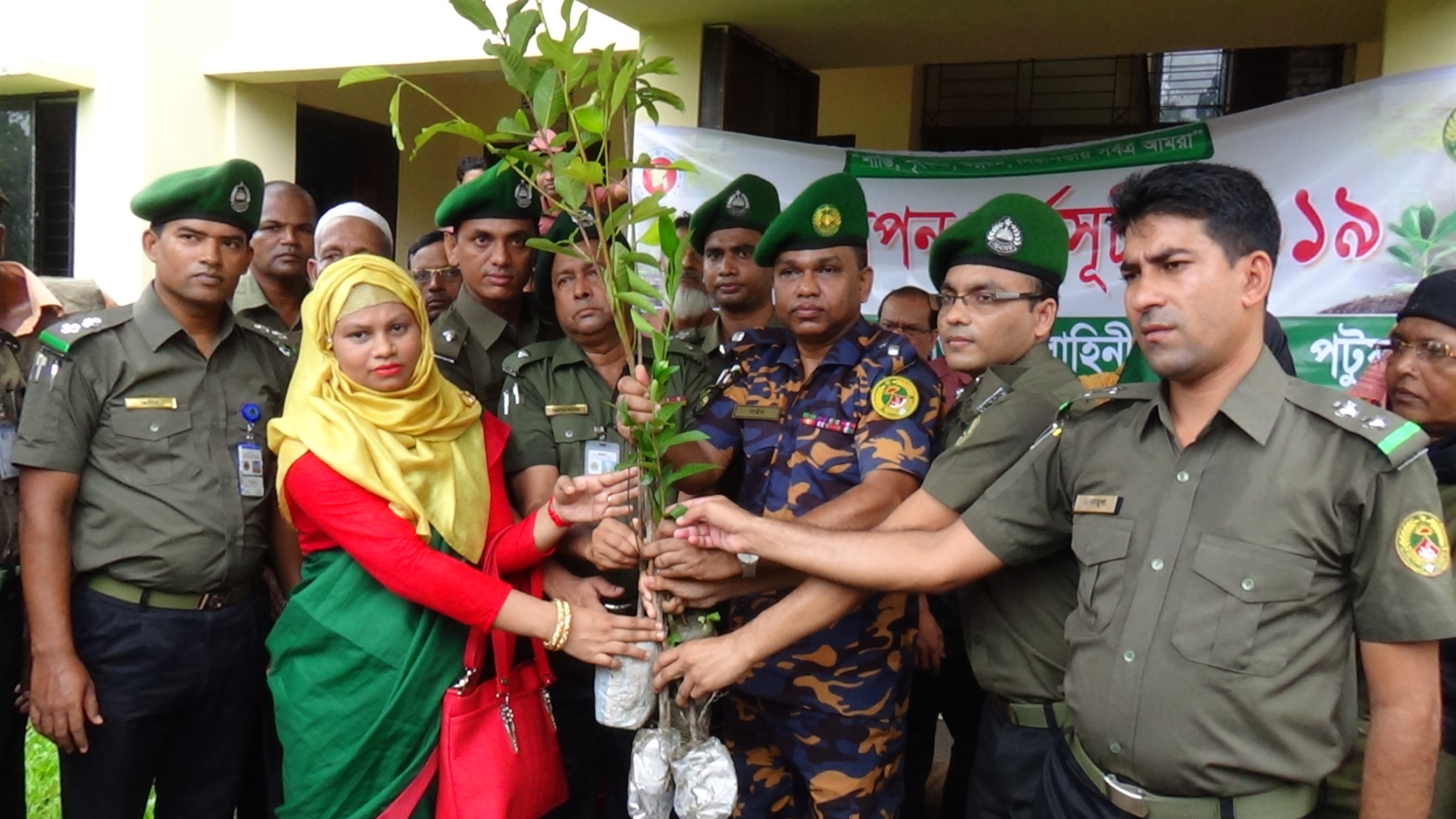 পটুয়াখালী জেলা আনসার ও গ্রাম প্রতিরক্ষা বাহিনীর বৃক্ষরোপন কর্মসূচীতে  র‌্যালী ও  গাছের চারা বিতরন