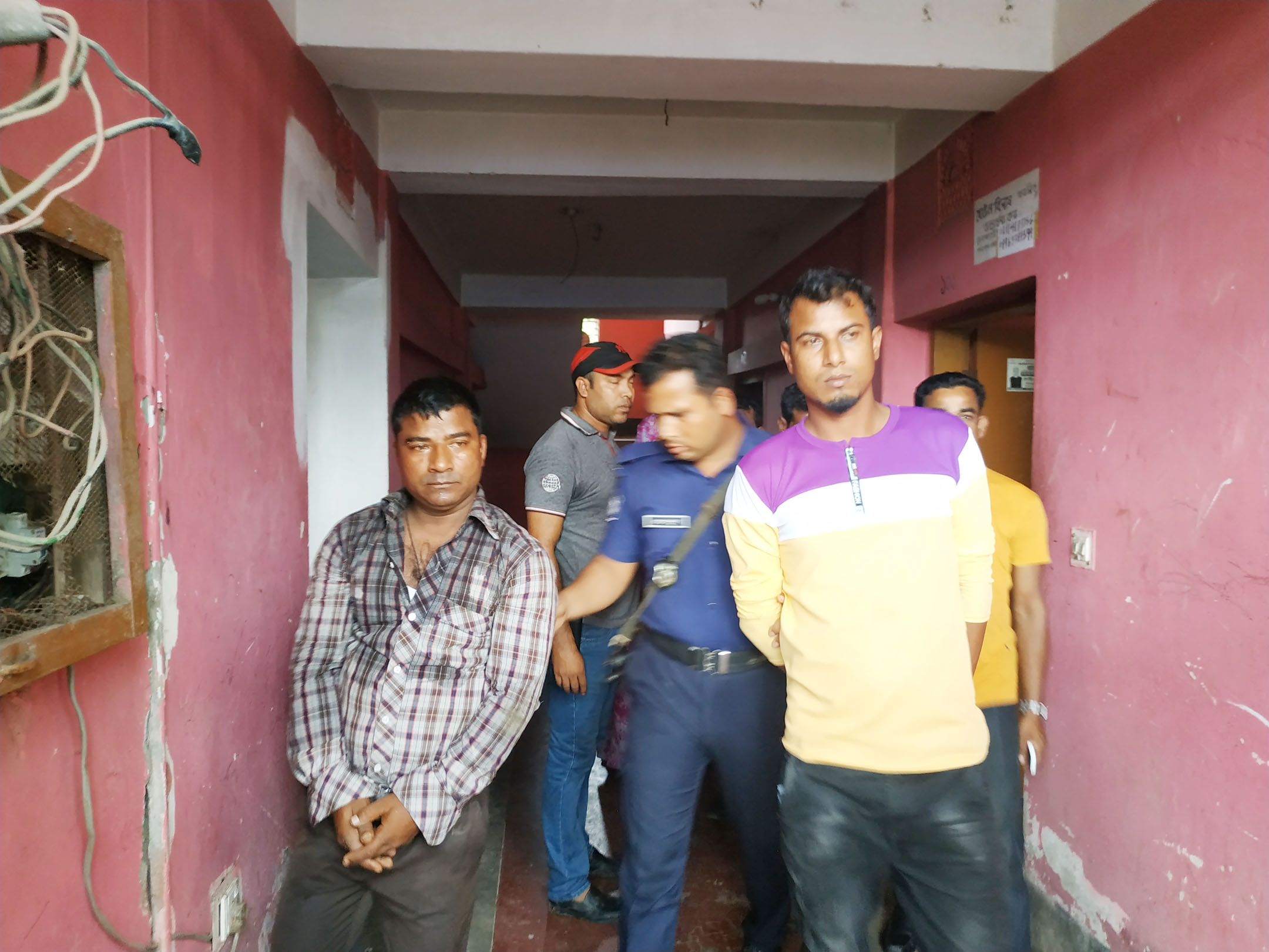 পটুয়াখালীতে আবাসিক হোটল থেকে আটক দুই জোড়া কপোত কপোতী
