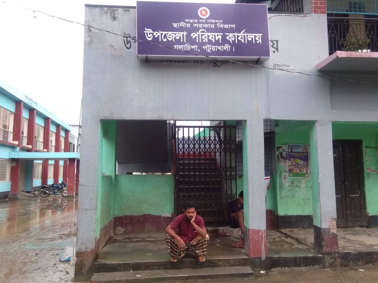 গলাচিপায় জাকির চৌকিদারের মানবেতর জীবন যাপন