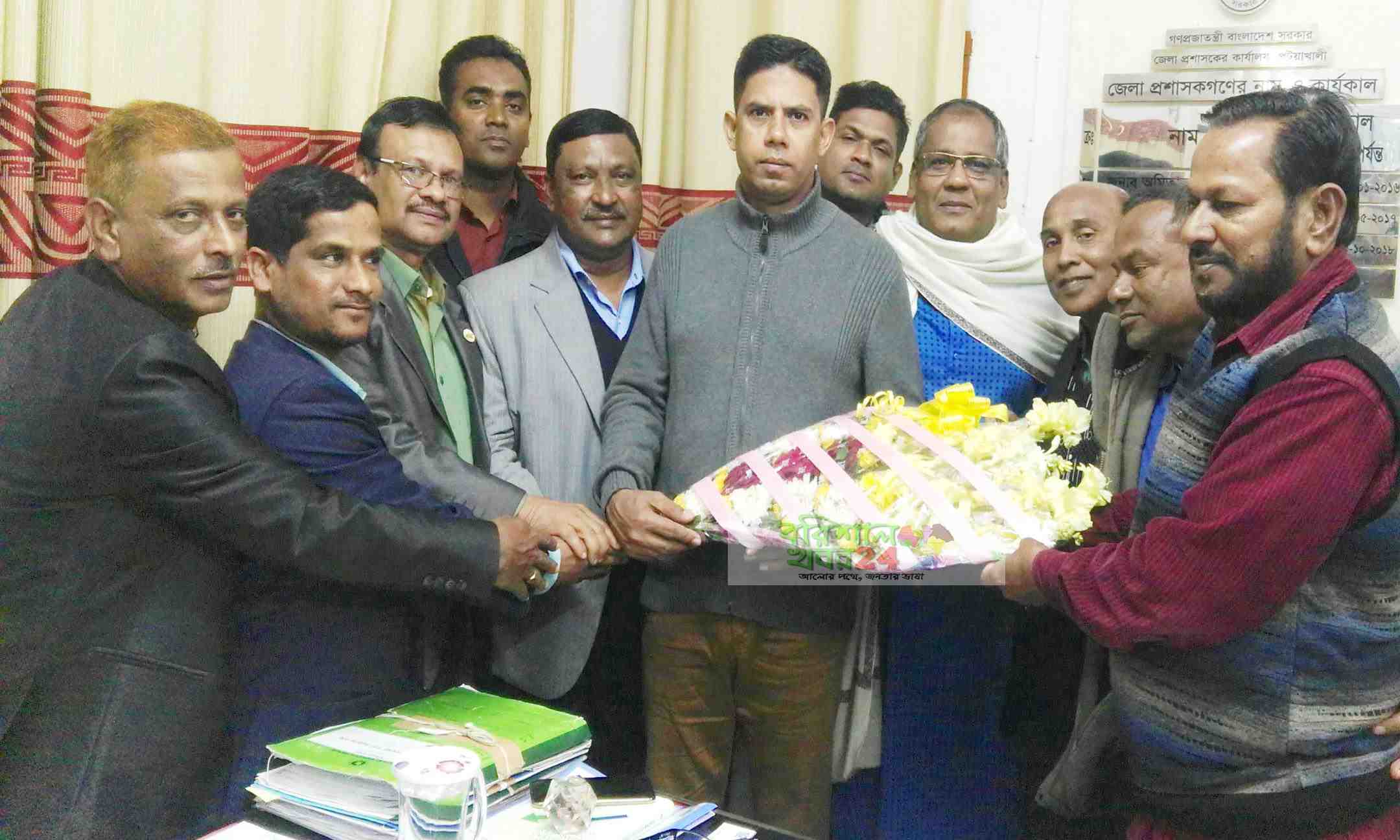 পটুয়াখালীর জেলা প্রশাসককে প্রেসক্লাবের নব নির্বাচিত নেতৃবৃন্দের ফুলেল শুভেচ্ছা