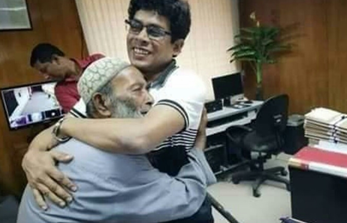 বৃদ্ধকে বুকে জড়ালেন রাজশাহীর ডিসি
