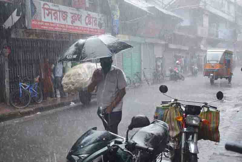 বরিশালে বিরামহীন বৃষ্টিতে বিপর্যস্ত জনজীবন,নগরে জলাবদ্ধতা