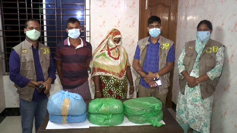 বরিশালে বিপুল পরিমান গাঁজাসহ দম্পত্তি আটক