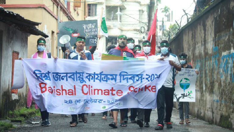 জলবায়ু সুবিচারের দাবিতে বরিশালে তরুণদের অবরোধ