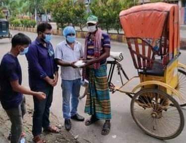 যশোরে কর্মহীন শ্রমিকের মাঝে জাতীয় শ্রমিক ফেডারেশনের খাবার ও মাস্ক বিতরণ
