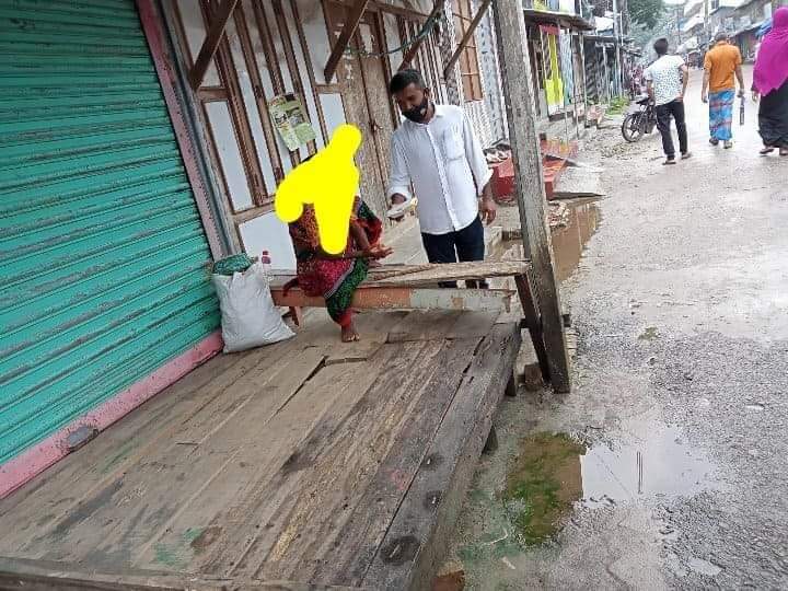 আমতলীতে ‘ভায়ো’র উদ্যোগে পথচারীদের মাঝে খাবার বিতরণ