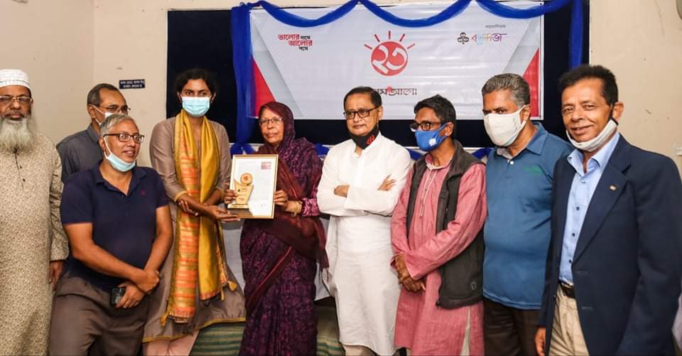 প্রথম আলোর সম্মাননা পেলেন প্রফেসর শাহ সাজেদা