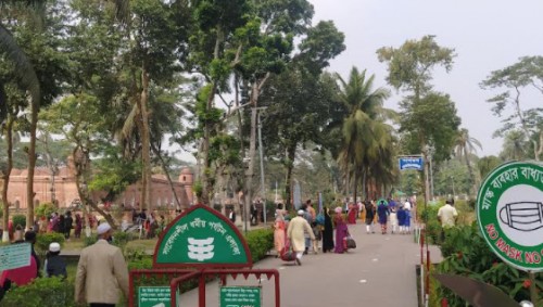 ষাটগম্বুজ মসজিদে পর্যটকদের ভীড়
