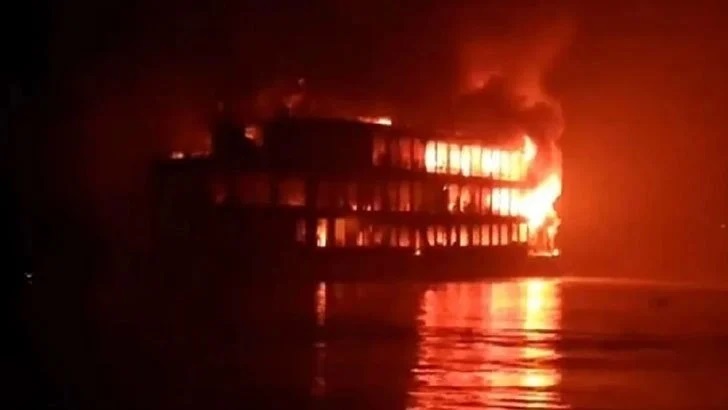 প্রাণে বেঁচে ফেরা এক সাংবাদিকের বর্ণনায় লঞ্চের নারকীয় কাণ্ড