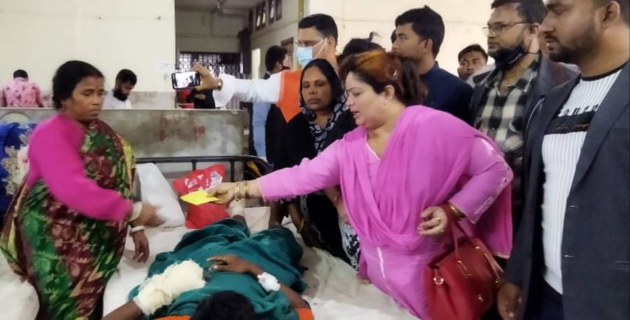অভিযান-১০ লঞ্চে আগুনে দগ্ধ চিকিৎসাধীন আহতদের মাঝে নগদ অর্থ বিতরন করলেন ঝালকাঠী মহিলাদলের সভানেত্রী জুয়েল : ঝালকাঠীতে পুর্নাঙ্গ নৌ এ্যাম্বুলেন্স স্থাপন করার দাবী