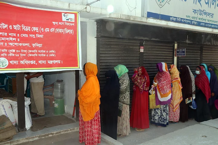 চাল-ডাল, তেল, পেঁয়াজ, চিনিসহ নিত্যপ্রয়োজনীয় খাদ্যদ্রব্যের দরদাম প্রতিদিনেই বেড়ে চলছে।