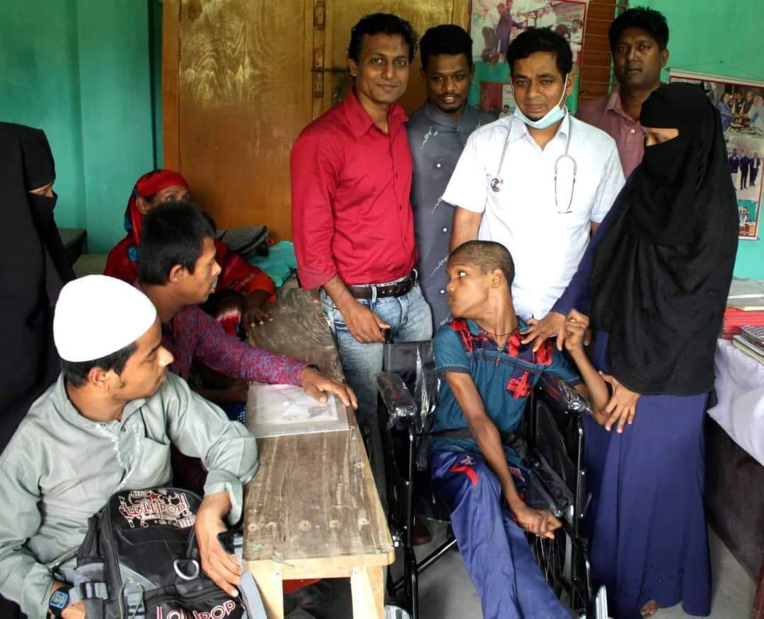 রাজাপুরে প্রতিবন্ধীদের মাঝে হুইল চেয়ার বিতরণ ও চিকিৎসা প্রদান