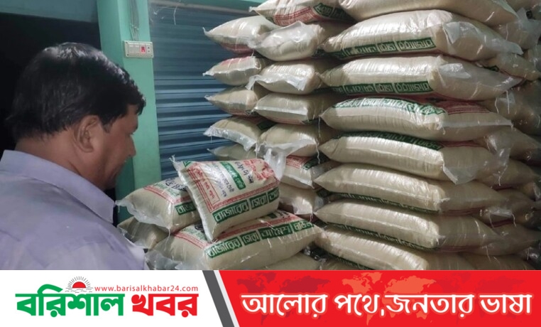রাতের আঁধারে সরকারি চাল প্যাকেট করছেন ইউপি সদস্য