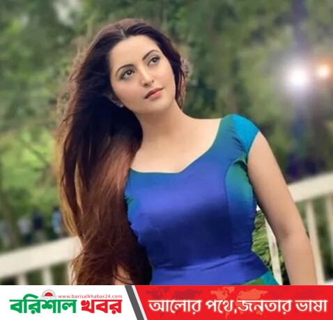 কাঁদলেন পরী