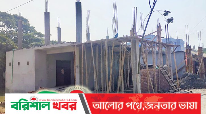পাবলিক টয়লেট দখল করে হোটেল বানাচ্ছেন জমির মালিক!