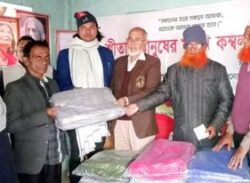 রাজাপুরে পুলিশ সুপার মামুনের পক্ষে শীতবস্ত্র বিতরণ