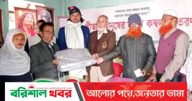 রাজাপুরে পুলিশ সুপার মামুনের পক্ষে শীতবস্ত্র বিতরণ