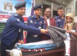 রাজাপুরে অসহায় শীতার্তদের মাঝে কম্বল বিতরণ
