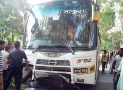 বরিশালে সাকুরা বাসের চাপায় মোটরসাইকেল আরোহীর মৃত্যু, আহত ২