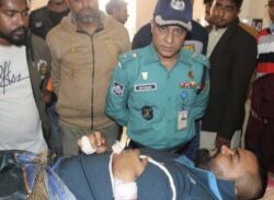 বরিশাল বিশ্ববিদ্যালয় :  হেলমেট পরে হলে ঢুকে ছাত্রলীগের ২ নেতাকে কুপিয়ে জখম