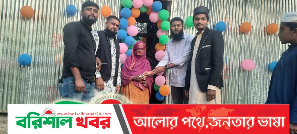 অসহায়কে ঘর উপহার দিলেন মানবিক পুলিশ সদস্য জীবন মাহমুদ
