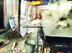 চিনি দিয়ে তৈরি হচ্ছে খেজুরের গুড়