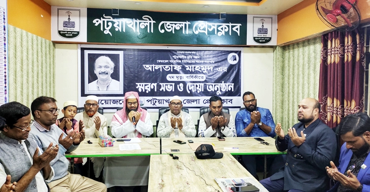 নদীভাঙনে বিলীনের পথে সাংবাদিক আলতাফ মাহমুদের কবর