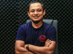 স্ত্রীর হাতে মার খেয়ে জিডি করলেন আরজে কিবরিয়া