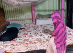 স্ত্রীর স্বীকৃতির দাবিতে অনশনে