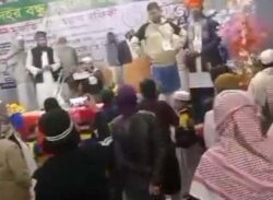 মাহফিলে প্রধান বক্তার বক্তব্যে বাধা দেয়ায় আওয়ামী লীগ নেতার ওপর জুতা নিক্ষেপ জনতার
