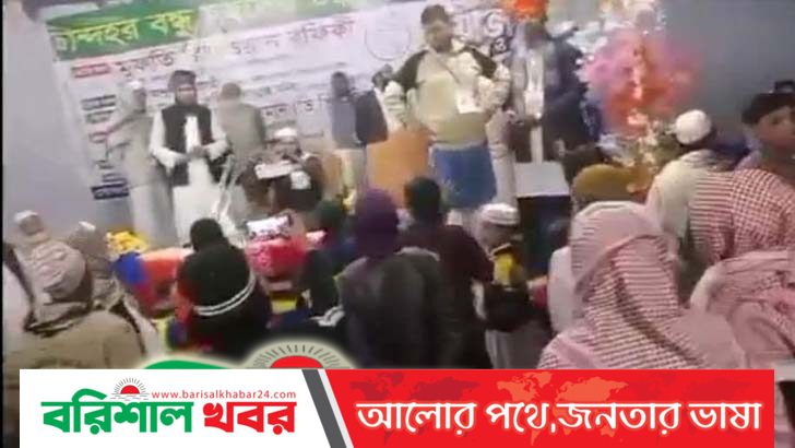 মাহফিলে প্রধান বক্তার বক্তব্যে বাধা দেয়ায় আওয়ামী লীগ নেতার ওপর জুতা নিক্ষেপ জনতার