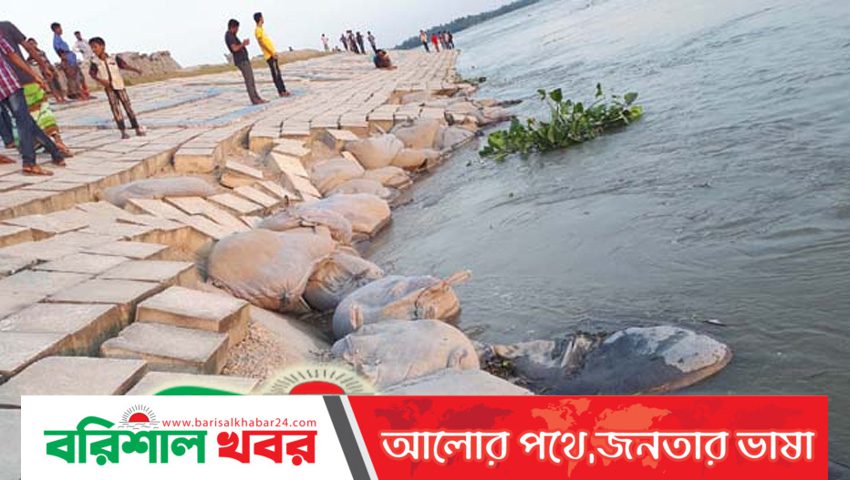 খুলনায় এক বেড়ী বাঁধের জিও ব্যাগ দিয়ে আরেক বাঁধ মেরামত