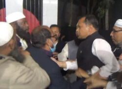 হিজলায় শহীদ মিনারে প্রকাশ্যে আ.লীগের দুই গ্রুপের হাতাহাতি