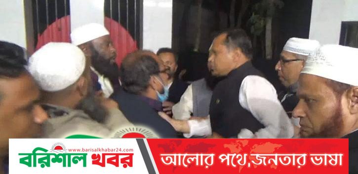 হিজলায় শহীদ মিনারে প্রকাশ্যে আ.লীগের দুই গ্রুপের হাতাহাতি