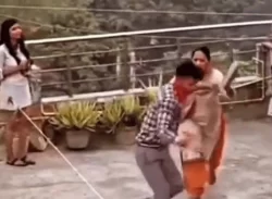 দেখা করতে গিয়ে খেলেন প্রেমিকার মায়ের জুতাপেটা