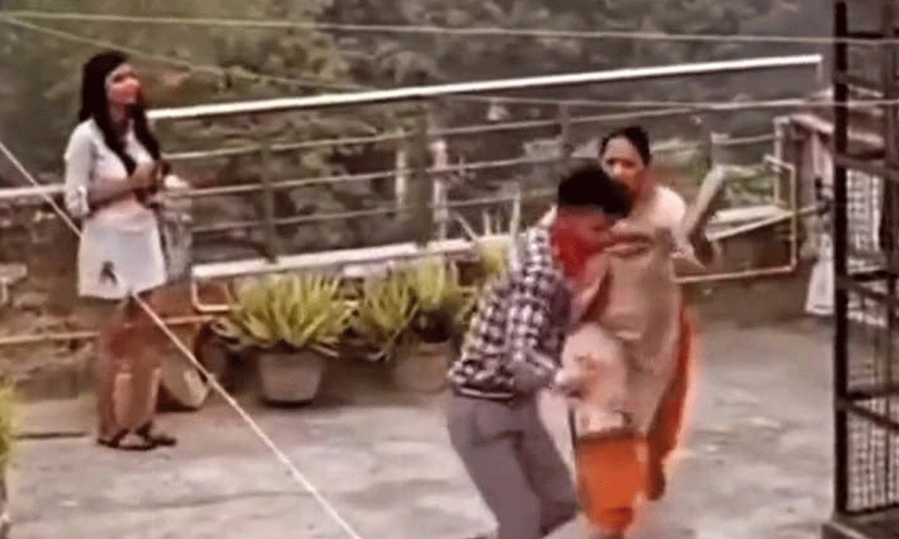 দেখা করতে গিয়ে খেলেন প্রেমিকার মায়ের জুতাপেটা
