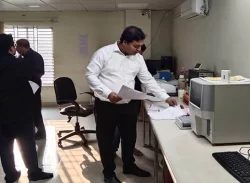ল্যাব সহকারী করেন চোখের চিকিৎসা!