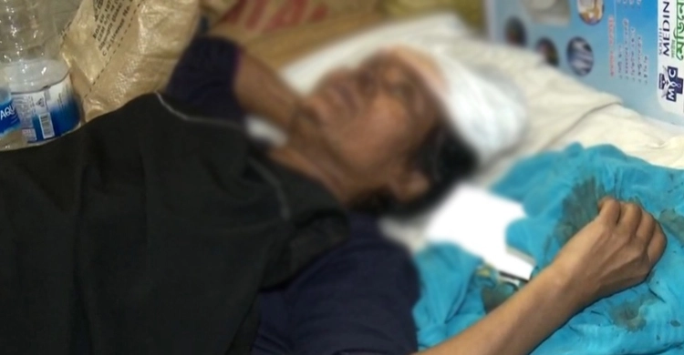 বরিশালে টাকা চুরির অভিযোগে গৃহকর্মীকে কুপিয়ে জখম