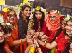 বসন্তের সাজে ফুলের দোকানে তরুণীরা
