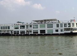 বরিশালে নোঙর করেছে ‘গঙ্গা বিলাস’