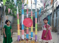 কলা গাছের শহিদ মিনারে শিশুদের শ্রদ্ধা