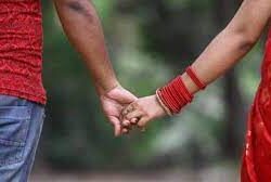 নির্মাণ শ্রমিকের হাত ধরে পালিয়েছেন প্রবাসীর স্ত্রী!