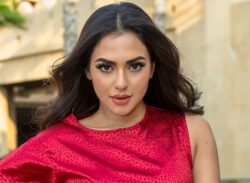 ছেলেটি কোচিং সেন্টারের সিঁড়িতে প্রতিদিনই দাঁড়িয়ে থাকত