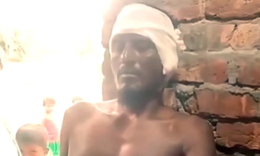 ঝাঁপিয়ে পড়ল বাঘ, পিটিয়ে ভাগালেন জেলে!