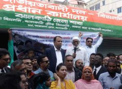 পুলিশ আওয়ামীলীগের বাঁধায় বিএনপি নেতাকর্মীরা দাড়াতে পারছে না আন্দোলনের ময়দানে