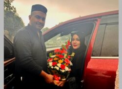 দেশে ফিরলেন রকিব, ফুল দিয়ে শুভেচ্ছা জানালেন মাহি