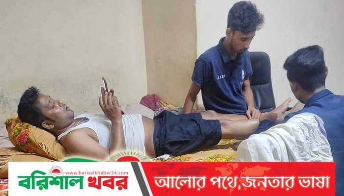 টিকটক দেখছেন ছাত্রলীগ সভাপতি, পা টিপছেন দুই নেতা