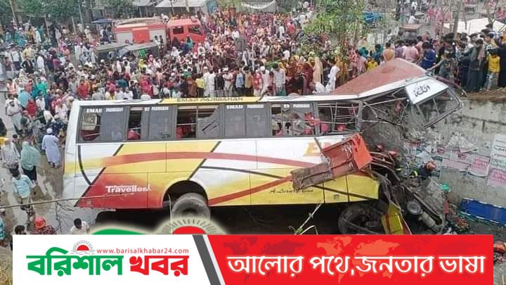 পদ্মা সেতুর এক্সপ্রেসওয়েতে নিয়ন্ত্রণ হারিয়ে বাস খাদে, নিহত ১৬