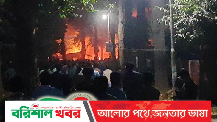 বিক্ষুব্ধ রাবি ছাত্ররা :পুলিশ ফাঁড়ি ও দোকানে আগুন