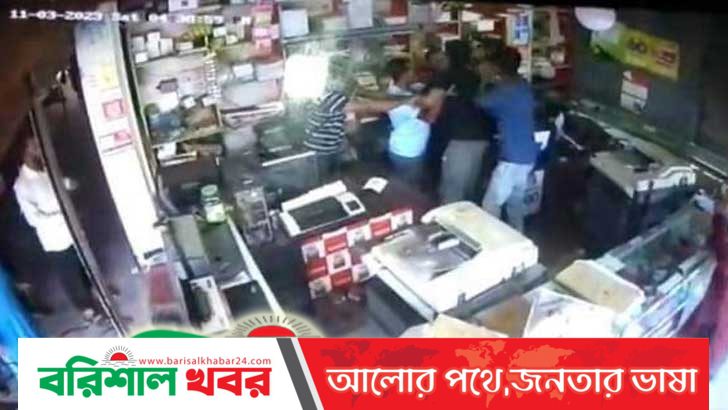 বরিশাল বিশ্ববিদ্যালয়ের সামনে ব্যবসায়ীকে পেটালেন দুই শিক্ষার্থী